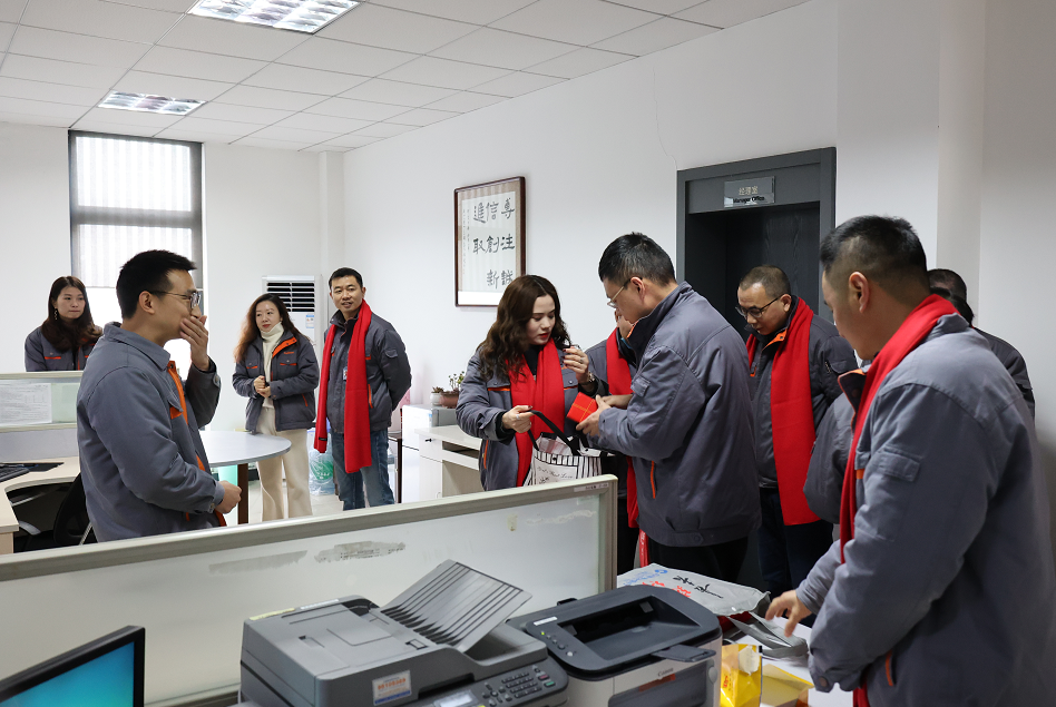 公司領(lǐng)導在石英事業(yè)部銷售部拜年.png 公司領(lǐng)導在石英事業(yè)部銷售部拜年.png